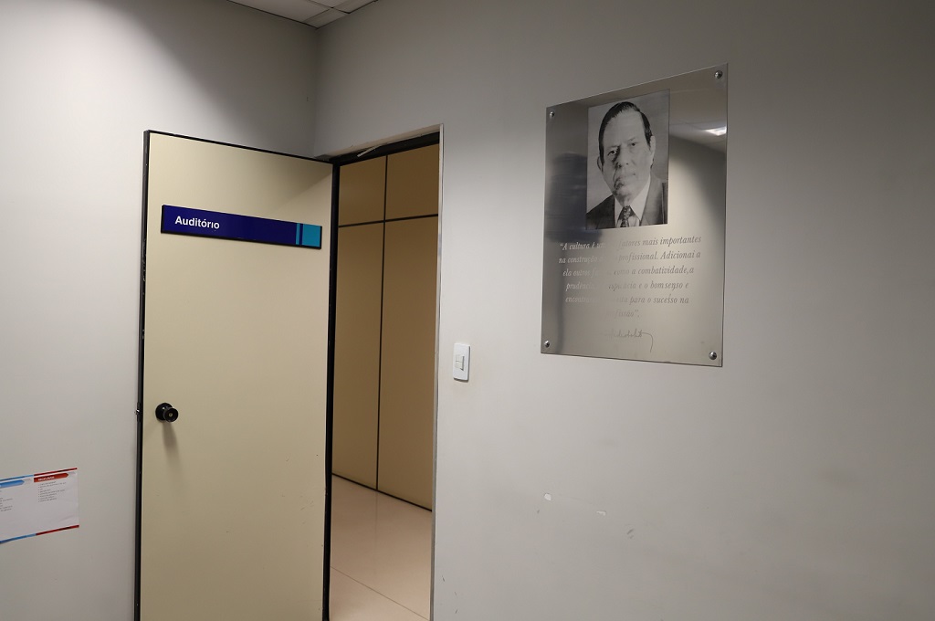 Entrada do auditório conselheiro Simão Pedro de Toledo (Foto: Karina Camargos Coutinho)